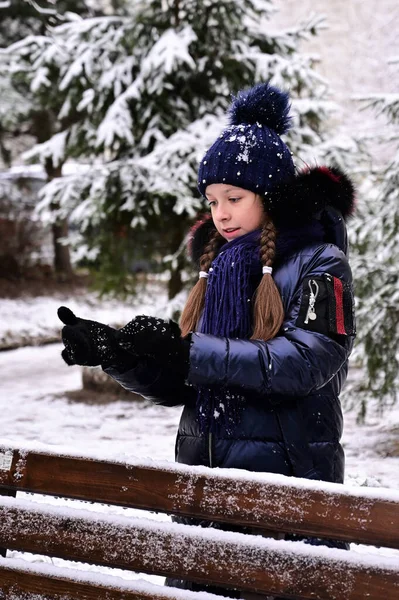 Girl Winter Clothes Bench Winter Park — Stock Photo, Image