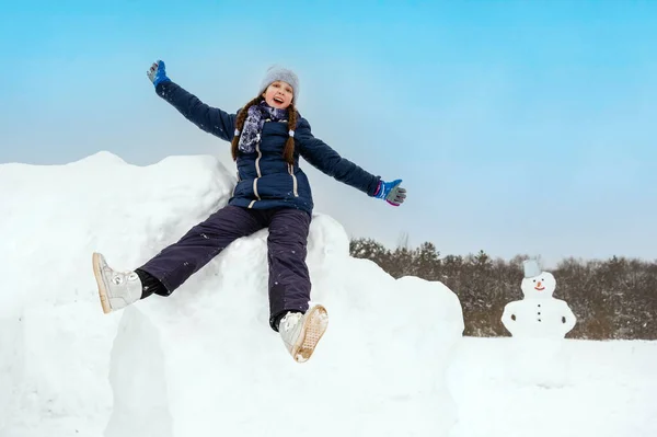 Adolescente Brincando Com Neve Dia Inverno Sentado Uma Fortaleza Neve Imagem De Stock