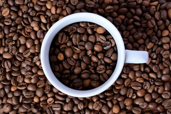 Fehér Csésze Kávébabbal Kávé Háttér Közelkép Lapos Elrendezés Felülnézetből — Stock Fotó