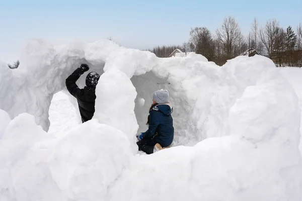 Adolescentes Brincam Com Neve Dia Inverno Constroem Uma Fortaleza Neve Imagens Royalty-Free