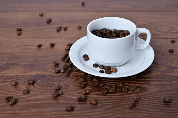 Tazza Bianca Riempita Con Chicchi Caffè Sul Tavolo Legno Chicchi — Foto Stock