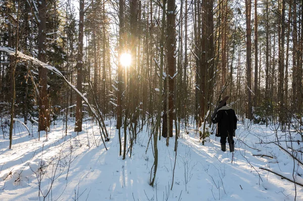 Man Warm Clothes Hand Saw His Shoulder Walks Beautiful Winter — Stock fotografie