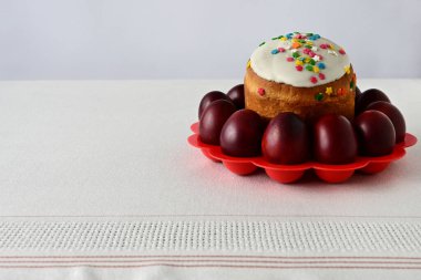 Dekoratif jöleli geleneksel Paskalya pastası. Paskalya bayramında ortodoks yemekleri. Açık masa örtüsünün üzerinde kırmızı boyalı tavuk yumurtası.