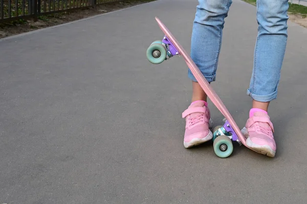 Detailní Záběr Nohy Dívka Skateboardista Modrých Džínách Růžové Tenisky Jízda — Stock fotografie