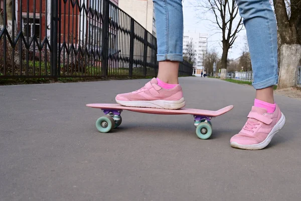 Detailní Záběr Nohy Dívka Skateboardista Modrých Džínách Růžové Tenisky Jízda — Stock fotografie