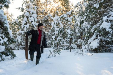 Sakallı bir adam kışın karla kaplı ormanı testereyle geçer. Oduncu işe koyulur. Yakacak odun topluyorum. Kırsal kesimde hayat