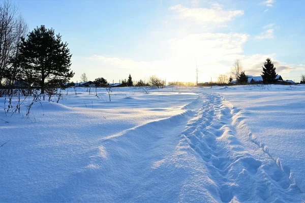 Zimní Krajina Mrazivého Slunečného Rána Sněhem Pokrytá Stezka Čerstvými Stopami — Stock fotografie