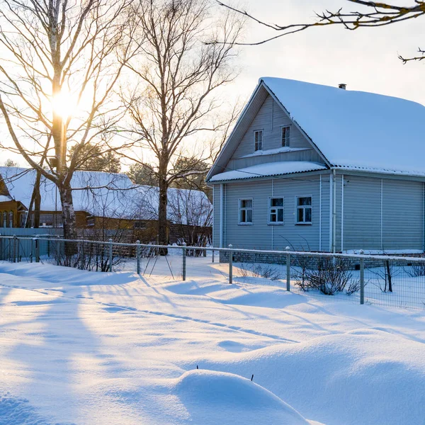 Krásná Zimní Krajina Dřevěným Domem Přírodě Slunečného Dne Stromy Dům — Stock fotografie