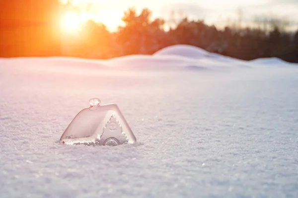 Beau Verre Miniature Maison Cristal Dans Neige Sur Fond Paysage — Photo