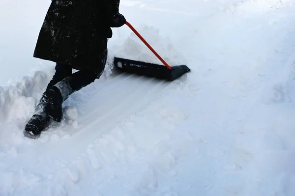 Homem Limpa Neve Com Grande Raspador Nos Subúrbios Limpando Estrada Fotografia De Stock