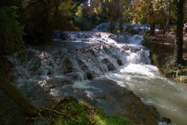 Şelale suyu çağlayan doğa yeşil sonbahar