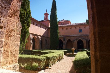 Kilise eski din kulesini inşa ediyor 