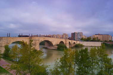 Köprü eski bina mimarisi su yayı nehir manzarası