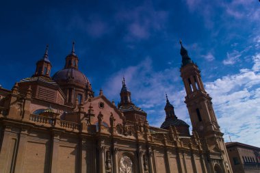 Kilise eski din kulesini inşa ediyor 