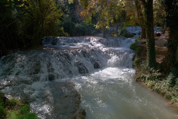滝水カスケード自然緑の秋 — ストック写真