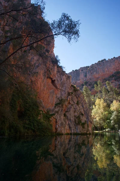 Voda Řeka Hory Stromy Příroda Venkovní Krajina — Stock fotografie