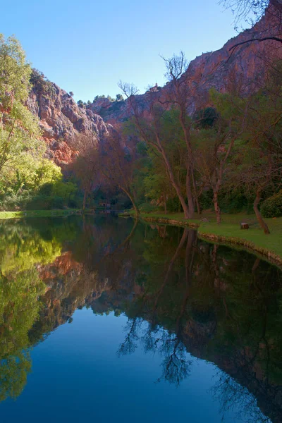 Voda Řeka Hory Stromy Příroda Venkovní Krajina — Stock fotografie