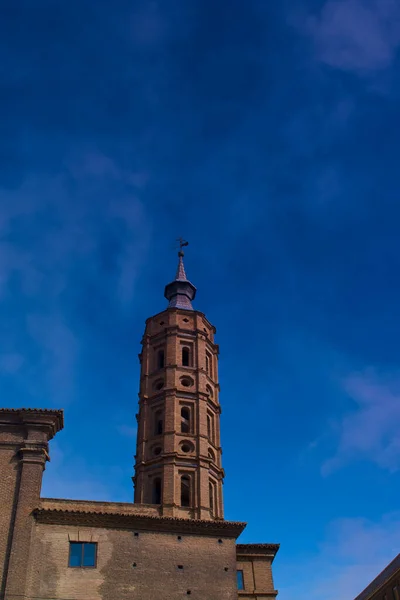 Kilise eski din kulesini inşa ediyor 