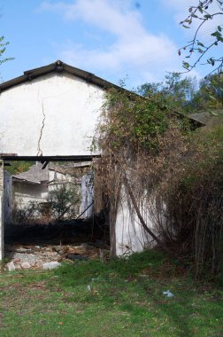 manzara manzarası dağlar ağaçlar gökyüzü doğa bulutları