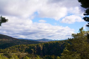 manzara manzarası dağlar ağaçlar gökyüzü doğa bulutları