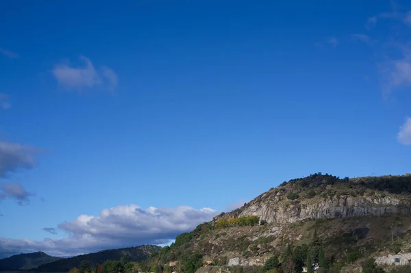 Paisagem Vista Montanhas Árvores Céu Nuvens Natureza — Fotografia de Stock