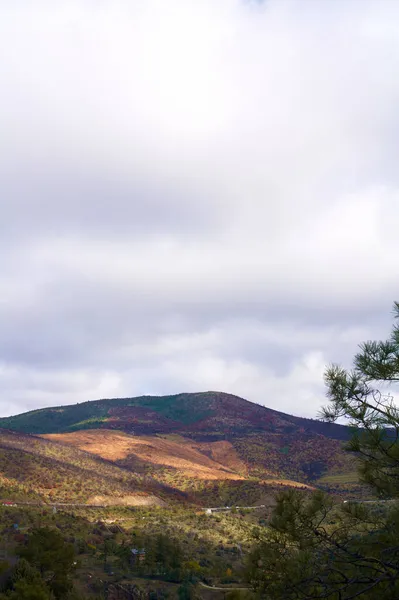 Paisagem Vista Montanhas Árvores Céu Nuvens Natureza — Fotografia de Stock