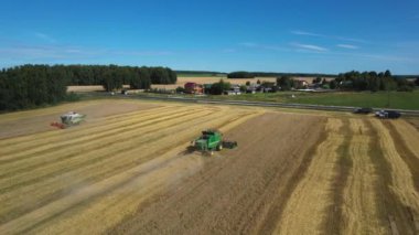 Hasat makinesini hasatta birleştirin. Sonbahar buğdayını hasat edin. Hasat makinası, çavdar mahsulünün tahılını kaldırır.