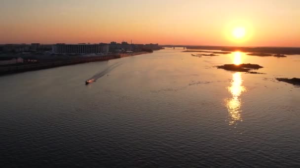 Barcos Navegam Rio Pôr Sol Pôr Sol Dourado Reflete Superfície — Vídeo de Stock