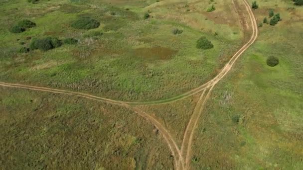 Fotocamera Lentamente Ingrandisce Una Moto Rossa Cavalcando Attraverso Campi Verdi — Video Stock