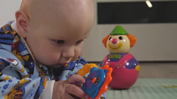 Małe Dziecko Bawi Się Grzechotkami Zabawkami Edukacyjnymi Dziecko Leży Samotnie — Wideo stockowe