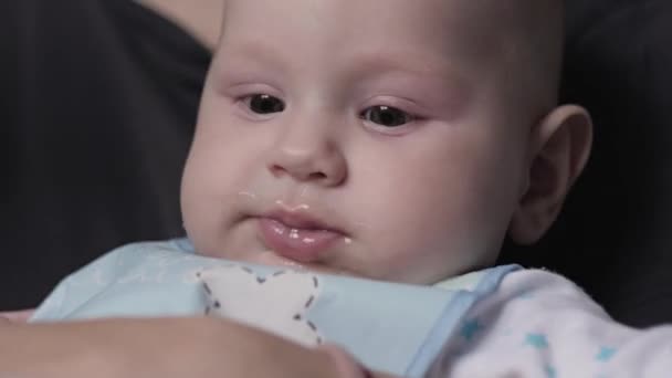 Seorang Anak Kecil Mencoba Untuk Makan Bubur Bayi Dengan Spoon — Stok Video
