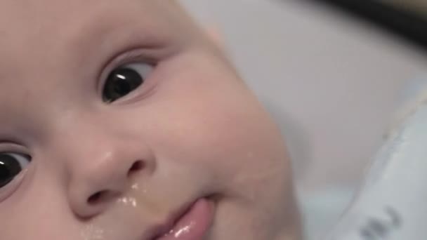 Uma Criança Pequena Tenta Comer Mingau Cereal Bebê Com Uma — Vídeo de Stock