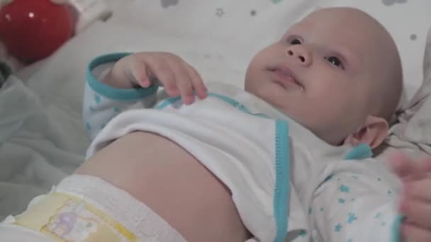 Немовля Змінює Підгузники Дитина Лежить Спині — стокове відео