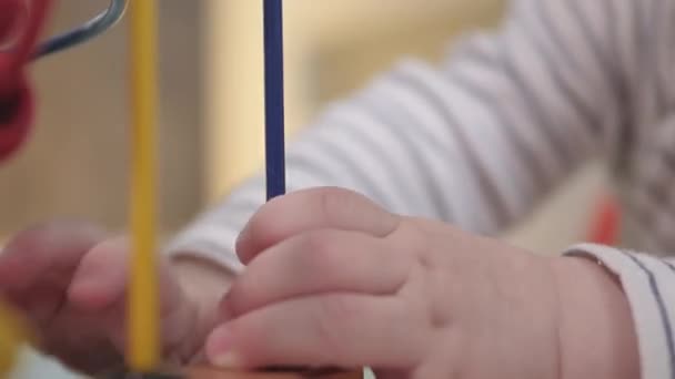 Uma Criança Pequena Está Brincando Com Brinquedo Educativo Mãos Perto — Vídeo de Stock