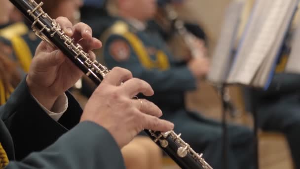 Banda Militar Latón Manos Cerca Tocando Instrumentos Orquesta Está Tocando — Vídeo de stock