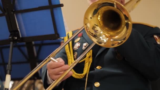 Латунная Военная Группа Руки Крупным Планом Играют Инструментах Оркестр Играет — стоковое видео