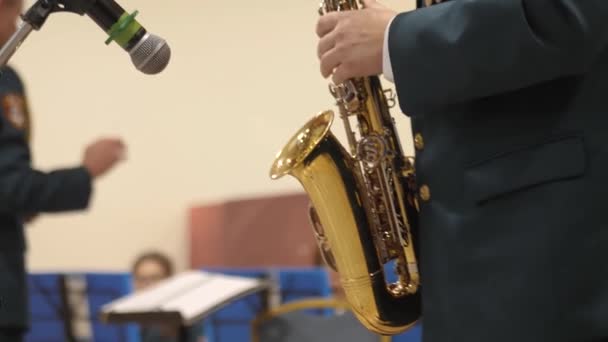 Messing Militaire Band Handen Close Bespeelinstrumenten Het Orkest Speelt Binnen — Stockvideo