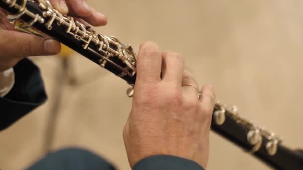 Messing Militaire Band Handen Close Bespeelinstrumenten Het Orkest Speelt Binnen — Stockvideo