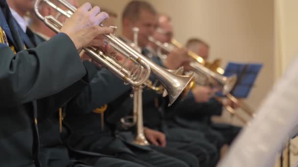 Mässing Militärband Händerna Närbild Spelar Instrument Orkestern Spelar Inomhus — Stockvideo