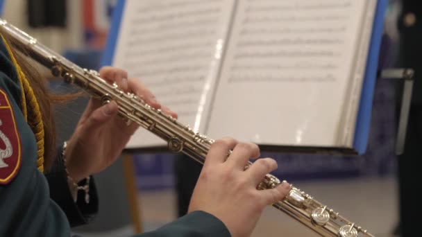 Messing Militaire Band Handen Close Bespeelinstrumenten Het Orkest Speelt Binnen — Stockvideo