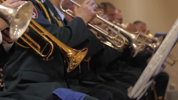 Mässing Militärband Händerna Närbild Spelar Instrument Orkestern Spelar Inomhus — Stockvideo