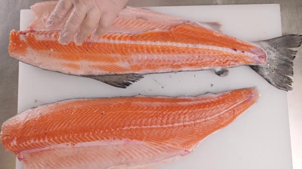 Χέρια Των Ανδρών Κόβουν Προσεκτικά Κόκκινο Ψάρι Σολομός Και Προετοιμάζουν — Αρχείο Βίντεο