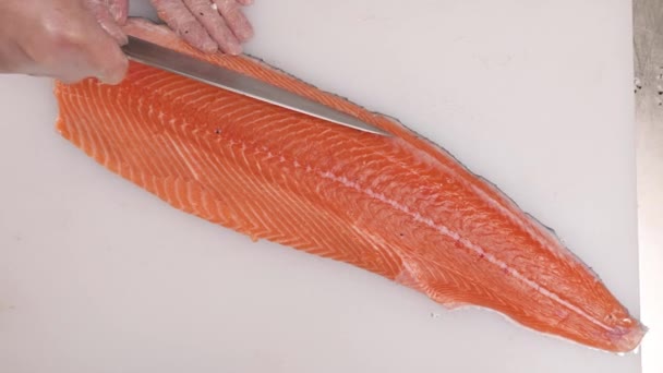 Tangan Pria Dengan Hati Hati Memotong Ikan Merah Salmon Dan — Stok Video