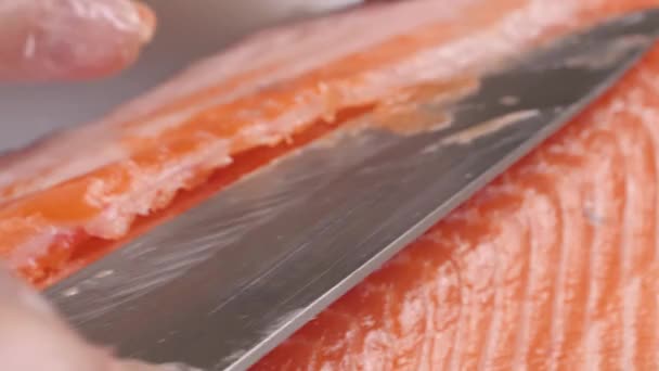 Χέρια Των Ανδρών Κόβουν Προσεκτικά Κόκκινο Ψάρι Σολομός Και Προετοιμάζουν — Αρχείο Βίντεο