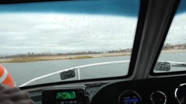 Bir hovercraft su üstünde gider. Kulübeden manzara. Dışarıda sonbahar var.