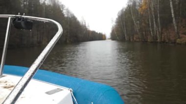 Bir hovercraft su üzerinde yol alır. İlk elden izlenen. Kurtarma botu kıyı boyunca gider.
