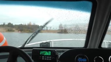 Bir hovercraft su üstünde gider. Kulübeden manzara. Dışarıda sonbahar var.