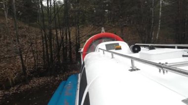 Bir hovercraft su üzerinde yol alır. İlk elden izlenen. Kurtarma botu kıyı boyunca gider.