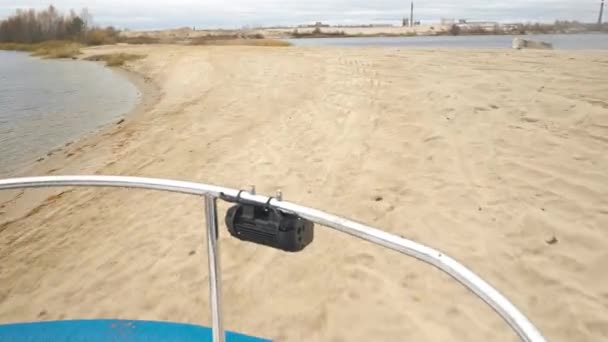 Bir Hovercraft Üzerinde Yol Alır Elden Izlenen Kurtarma Botu Kıyı — Stok video