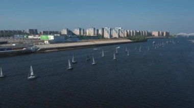 Nizhniy Novgorod. 21.08.21.Çok sayıda yelkenli yatı nehir kıyısı boyunca birlikte hareket eder.